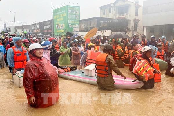 Dốc toàn lực ứng cứu, đưa người dân vùng ngập lụt Khánh Hòa đến nơi an toàn