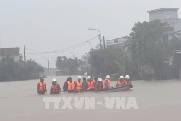 Hoàn thành di dời gần 200 người dân còn lại bị cô lập do lũ lụt tại xã Sơn Thành, tỉnh Đắk Lắk