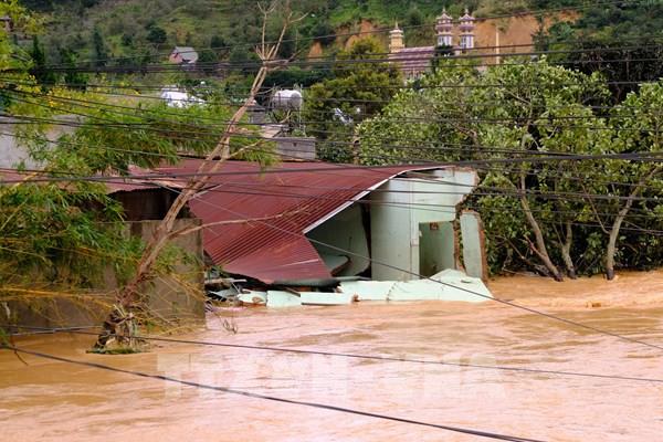 Mưa lũ tiếp tục gây nhiều thiệt hại tại miền Trung - Tây Nguyên