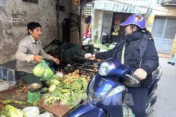 Thời tiết cực đoan khiến giá rau xanh tại Hà Nội tăng cao, nguồn cung khan hiếm