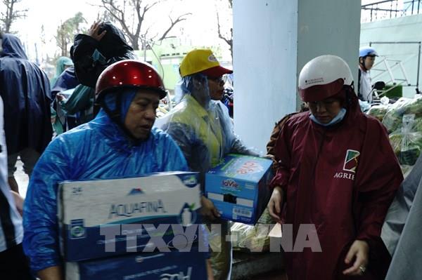 Những câu chuyện ấm lòng trong mưa lũ