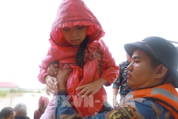 Khánh Hòa “chạy đua” với thời gian đưa người dân vùng lũ đến nơi an toàn