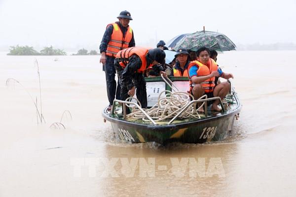 Khánh Hòa “chạy đua” với thời gian đưa người dân vùng lũ đến nơi an toàn