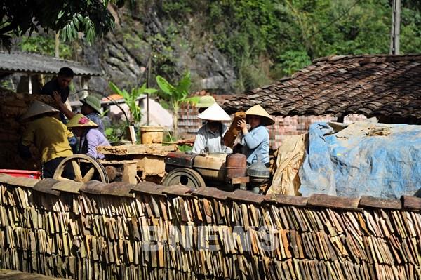 Về làng ngói âm dương, nghe câu chuyện trăm năm còn đỏ lửa