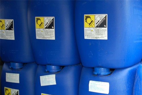 Đắk Lắk: 100 can axit sunfuric của nhà máy đường bị lũ cuốn trôi, cảnh báo người dân không mở nắp can