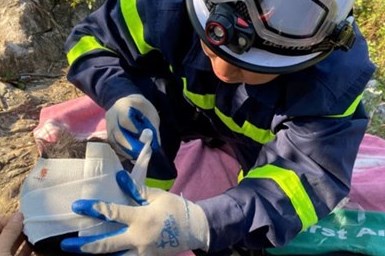 Hà Nội: Nhanh chóng giải cứu 2 cháu bé bị mắc kẹt dưới hố sâu tại núi Trầm