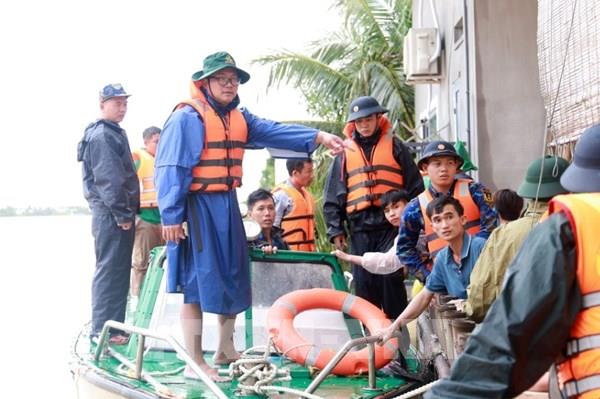 Thủ tướng yêu cầu tổng lực cứu dân vùng lũ Trung Bộ