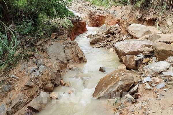 Hơn 300 người dân xã Cà Đam (Quảng Ngãi) vẫn bị chia cắt do đường bị đứt gãy