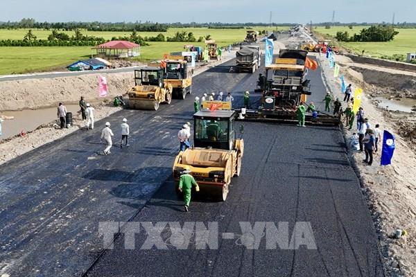 Bắt đầu thảm nhựa cao tốc Châu Đốc – Cần Thơ – Sóc Trăng đoạn qua An Giang