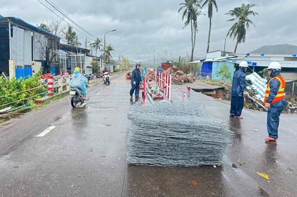 Hỗ trợ vật tư, trang thiết bị khắc phục hư hỏng đường bộ do mưa lũ