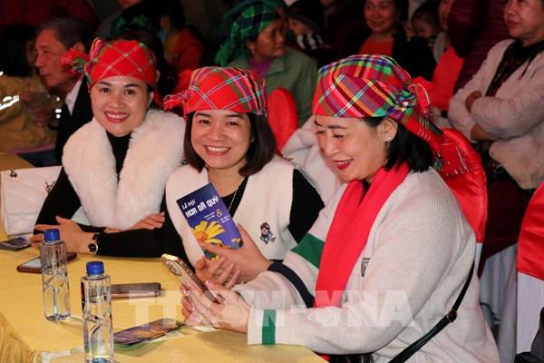 Sắc vàng dã quỳ bừng nở trong lễ hội mùa yêu thương