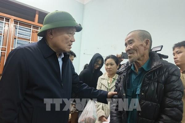 Phó Thủ tướng Nguyễn Hòa Bình thăm, tặng quà nhân dân vùng lũ Đắk Lắk