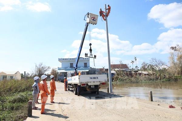 74,78% khách hàng ở miền Trung – Tây Nguyên được cấp điện trở lại sau ngập lụt