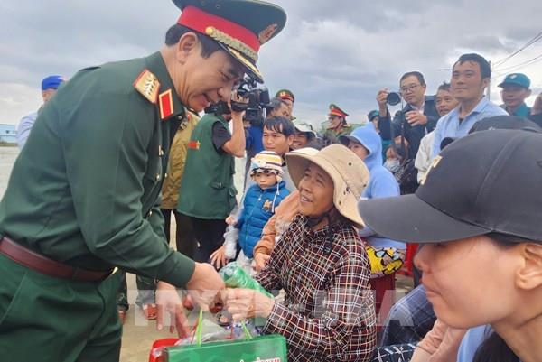 Đại tướng Phan Văn Giang tới thăm, động viên nhân dân vùng rốn lũ xã Tuy Phước và Tuy Phước Đông