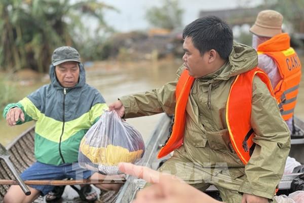 Nước rút, tình người dâng: Hỗ trợ lương thực đến vùng ngập Đắk Lắk