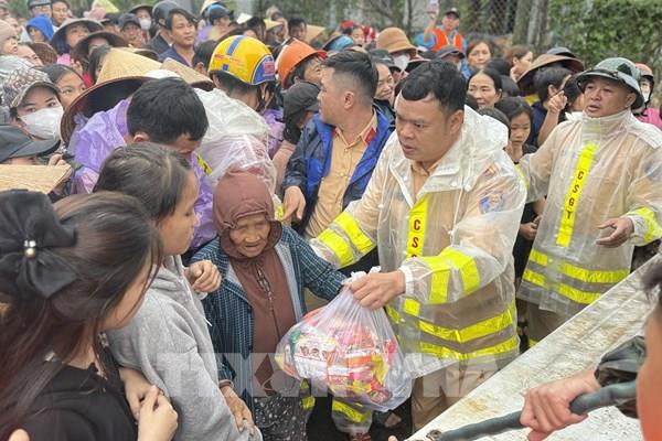 Đắk Lắk: Tiếp cận cung cấp lương thực cho người dân sau khi lũ rút tại xã Hoà Thịnh