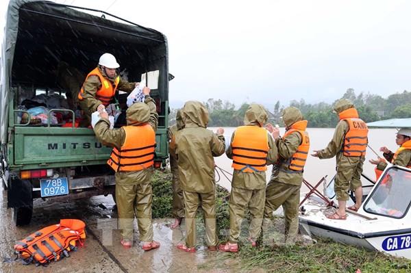Xẻ dòng nước dữ tiếp tế lương thực cho người dân bị cô lập