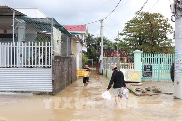 Khánh Hòa: Người dân khẩn trương dọn dẹp, ổn định cuộc sống sau lũ