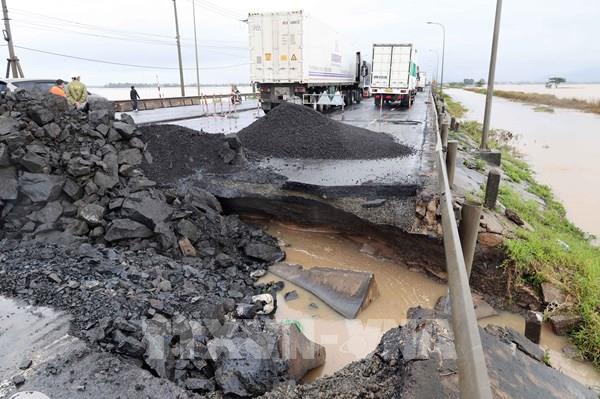 Gián đoạn đường sắt do mưa lũ tại Trung Bộ gây thiệt hại 5,3 tỷ đồng hàng hóa