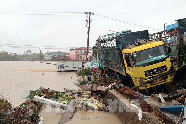 Sân bay Tuy Hòa hoạt động trở lại, các hãng tích cực vận chuyển hàng cứu trợ tới Trung Bộ