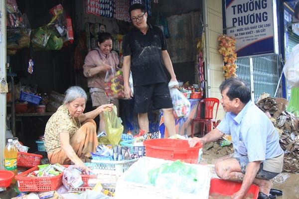 Khánh Hòa: Người dân khẩn trương dọn dẹp, ổn định cuộc sống sau lũ