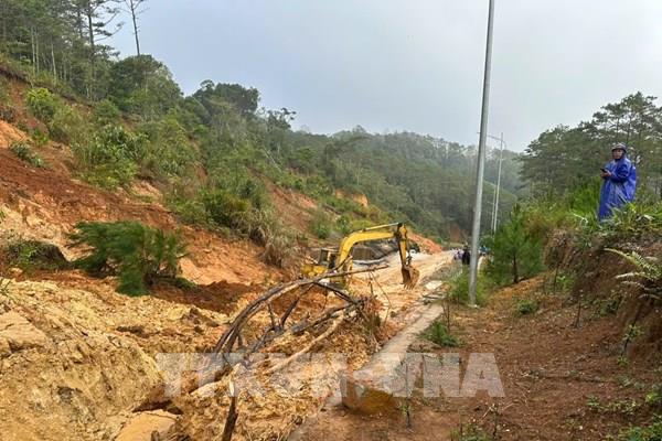 Sạt lở nghiêm trọng, Quốc lộ 24 bị chia cắt