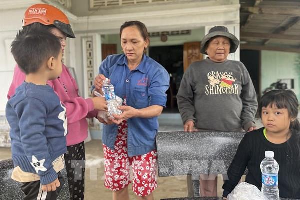 Chung tay hỗ trợ để người dân gượng dậy sau trận lũ lịch sử