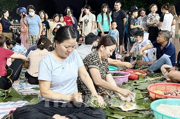 Xuyên đêm gói bánh cứu trợ đồng bào vùng lũ
