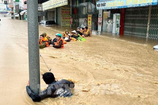 Nam Khánh Hòa hứng lũ lịch sử, thiệt hại 5.000 tỷ đồng
