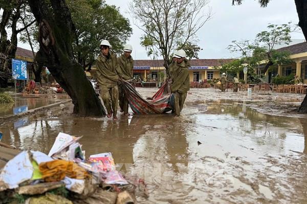 Chủ động vệ sinh môi trường để đón học sinh vùng lũ Đắk Lắk trở lại học tập sớm nhất