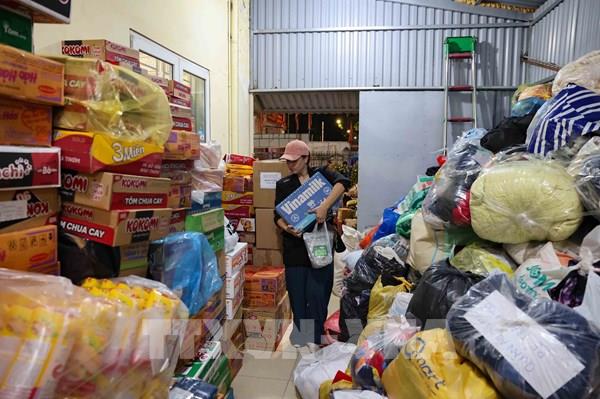 Hơn 15.000 kiện hàng cứu trợ vận chuyển tới Nam Trung Bộ bằng tàu hỏa