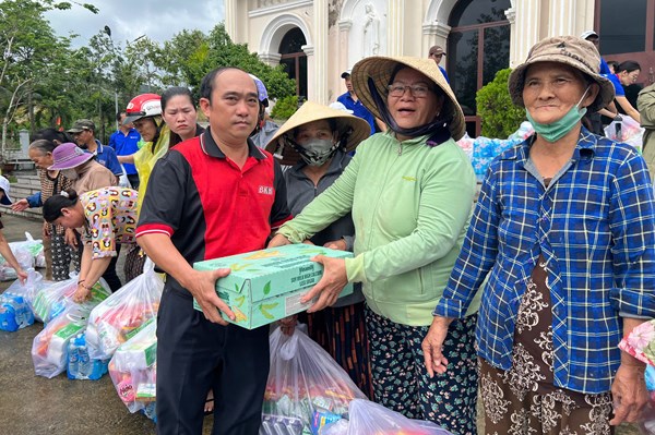 Vinamilk hỗ trợ bà con vùng lũ nhiều sản phẩm dinh dưỡng