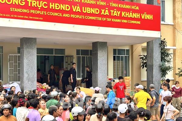 Chi cục Hải quan khu vực XIII hỗ trợ người dân vùng lũ Khánh Hòa