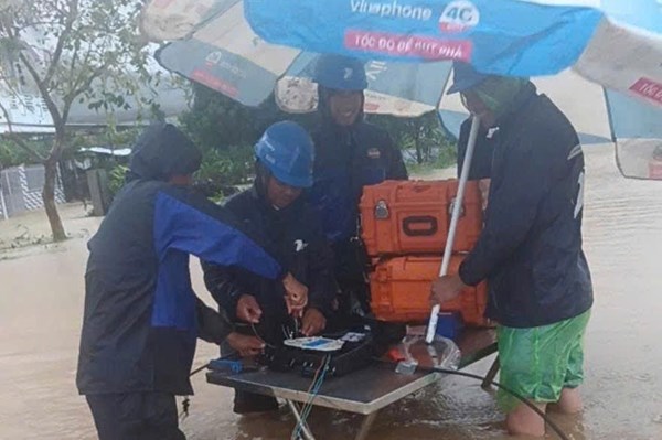 Khẩn cấp giữ thông tin liên lạc phục vụ chính quyền, người dân