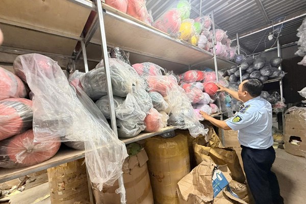 TP. Hồ Chí Minh phát hiện kho mũ bảo hiểm giả trị giá hàng trăm triệu đồng