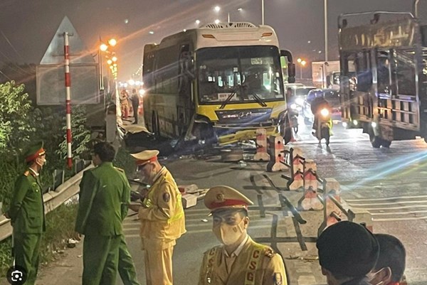 Tai nạn trên cầu Thanh Trì (Hà Nội), hai người thương vong