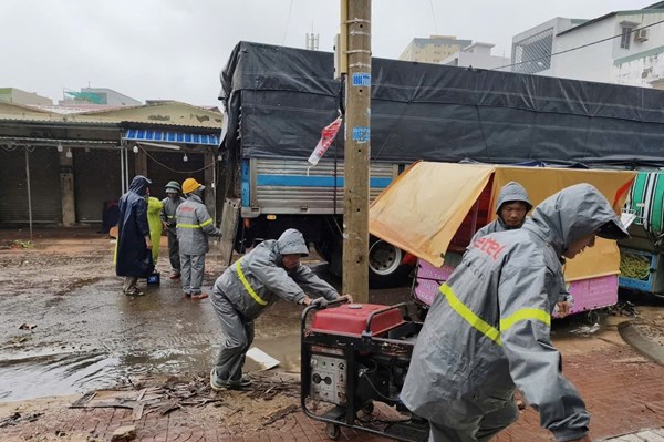 Viettel ứng cứu thông tin kết hợp hỗ trợ người dân vùng bị cô lập