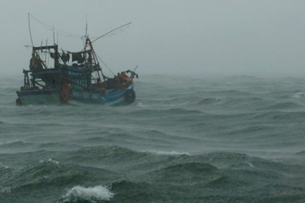 Bão số 15 di chuyển chậm, cách đảo Song Tử Tây khoảng 280 km