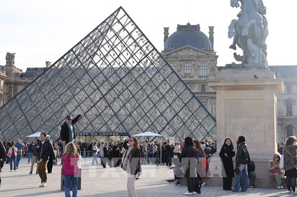 Pháp bắt thêm 4 nghi phạm trong vụ trộm táo tợn tại Bảo tàng Louvre