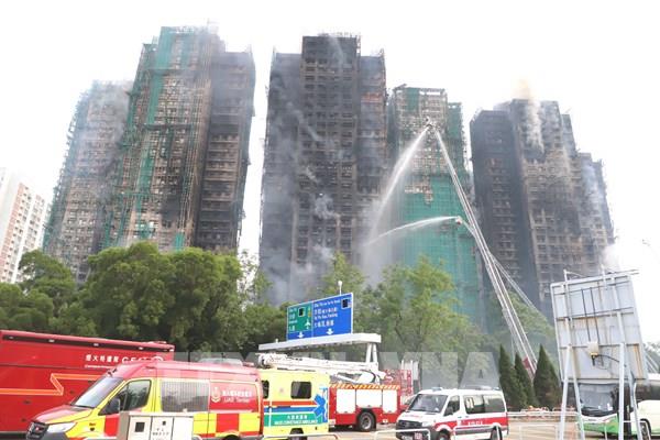 Vụ cháy chung cư tại Hong Kong (Trung Quốc) chưa được dập tắt hoàn toàn