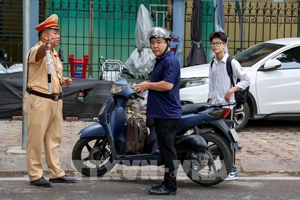 Cảnh sát giao thông xử lý 2.100 học sinh và phụ huynh vi phạm an toàn giao thông