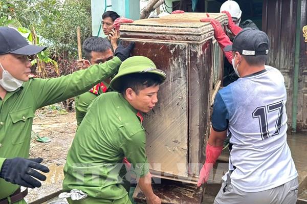 Nước lũ rút, tình người dâng đầy sau cơn "đại hồng thủy”