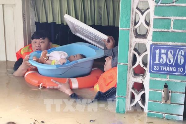 Trong tâm “đại hồng thủy”: Khi tính mạng người dân được đặt lên hàng đầu