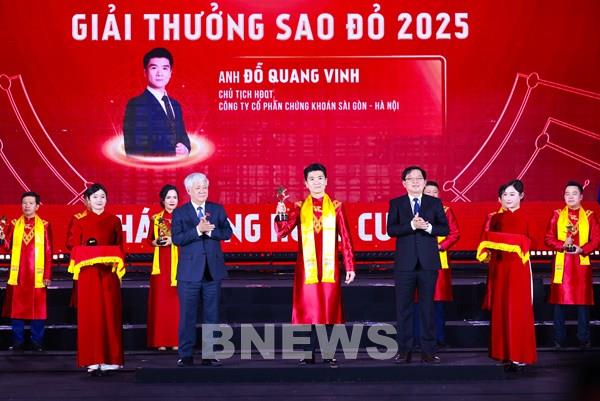 Phó Chủ tịch SHB Đỗ Quang Vinh vào Top 10 Giải thưởng Sao Đỏ 2025