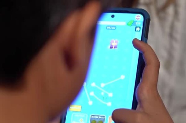 Cảnh báo về hệ lụy từ việc “nghiện màn hình” ở trẻ em