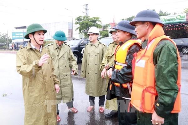 Trong tâm cơn “đại hồng thủy”: Giúp người dân đứng dậy sau lũ dữ
