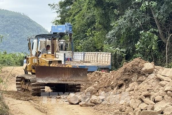 Sạt lở nhiều tuyến đường ở xã miền núi Phú Mỡ (Đắk Lắk)