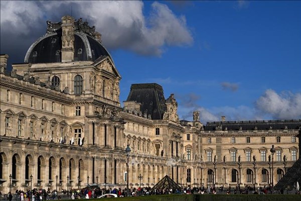 Bảo tàng Louvre tăng giá vé với các du khách ngoài EU