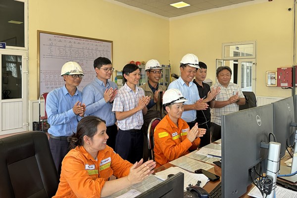 Đóng điện đường dây 220kV Đô Lương - Nam Cấm