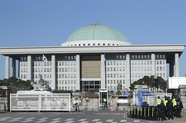 1 năm sau sự cố thiết quân luật, Hàn Quốc vẫn còn những "vết sẹo" chưa lành